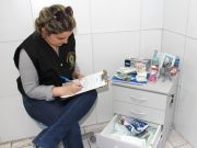 Fiscal do CRO-RN, Petula Maria de Souza faz anotações sobre  condições de materiais usados