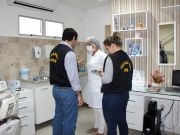 Os fiscais Souza Junior e Petula Maria em visita a clínica em Mossoró