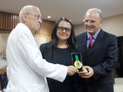 Presidente do COREN, Suerda Santos recebe a comenda do vereador Capistrano e do presidente da Associação Médica, José Rosendo