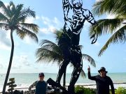 A estatua do surfista Ítalo Ferreira é uma das atrações na praia do Pontal, onde ele começou a surfa