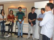 O presidente do CRO-RN, Jaldir Cortez, e o vice, Gláucio Morais, com os alunos da UERN