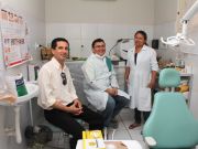 Dentista e auxiliar da unidade básica de Saúde da Vila de Punau conversam com Damião, da Fiscalização do CRO-RN