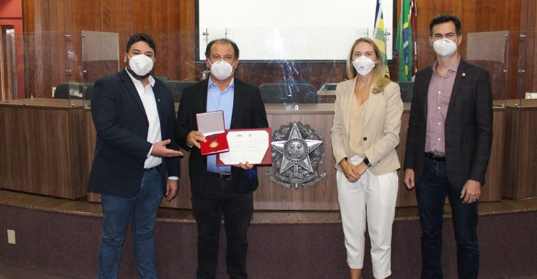 CFO entrega Medalha de Honra ao Mérito Odontológico Nacional ao Cirurgião-Dentista Carlos Estrela de Goiás