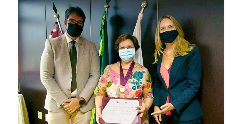 CFO entrega Medalha de Honra ao Mérito Odontológico Nacional a Cirurgiã-Dentista Elza Maria de Araújo de Minas Gerais