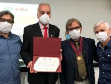 CFO entrega Medalha de Honra ao Mérito Odontológico Nacional ao cirurgiã-dentista  Antônio de Lisboa Lopes Costa, da UFRN